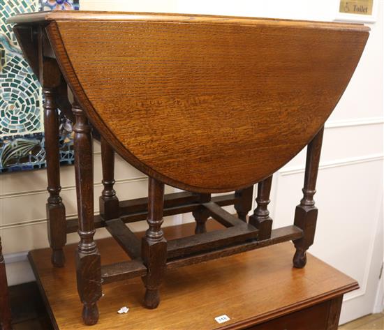 A 1920s oak gateleg table, W.89cm